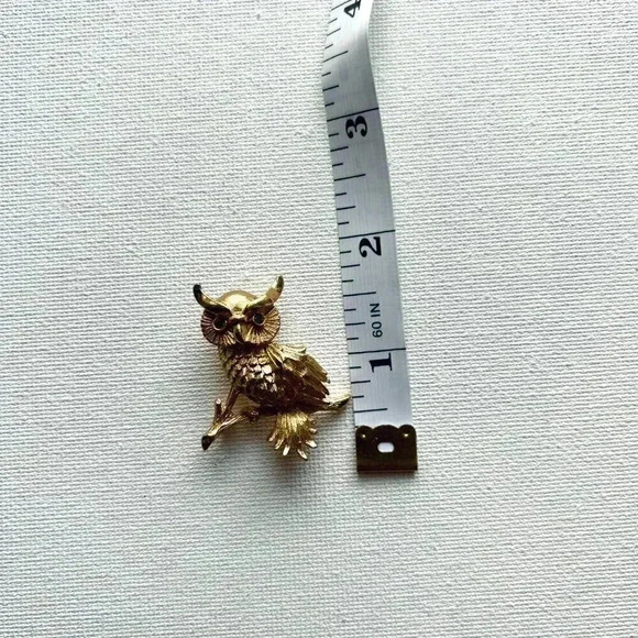 Vintage Monet Gold Tone Horned Owl Brooch Pin - Picture 5 of 6